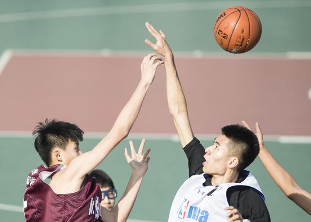 失望透顶的张榕容随即转身离开，留李治廷一人在原地回忆起二人相爱时的点点滴滴